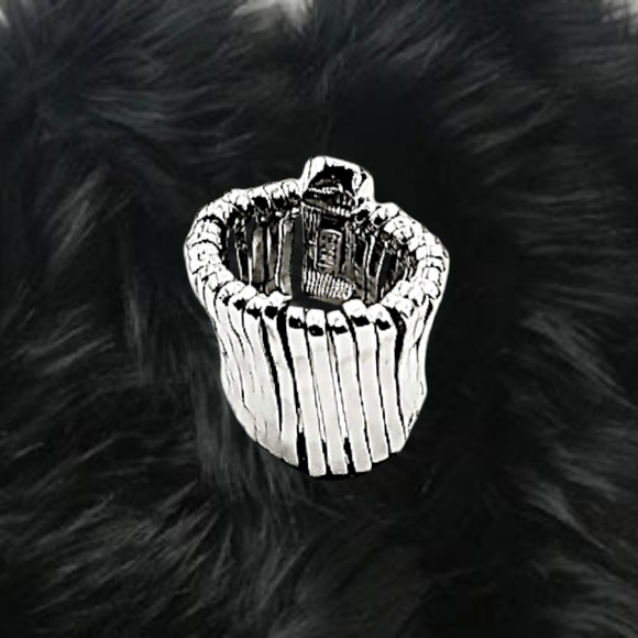 .👣4/$20. Chico's ~ Silver Tone Slip-on Ring with Shiny Rhinestones - Picture 5 of 5